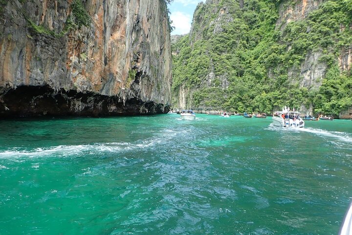 Phi Phi Island Adventure Day Tour from Phuket Speedboat/Catamaran