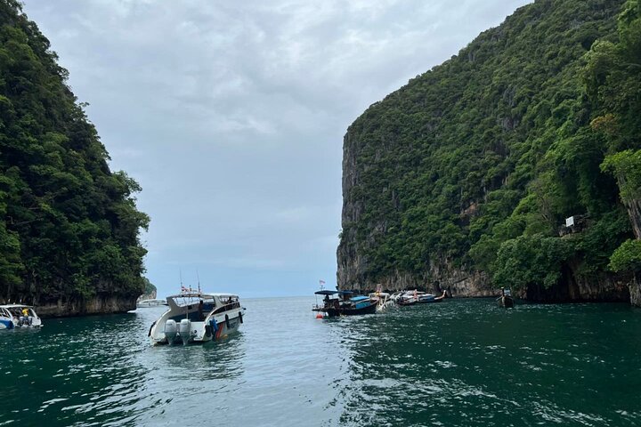 Phi Phi Island Adventure Day Tour from Phuket Speedboat/Catamaran