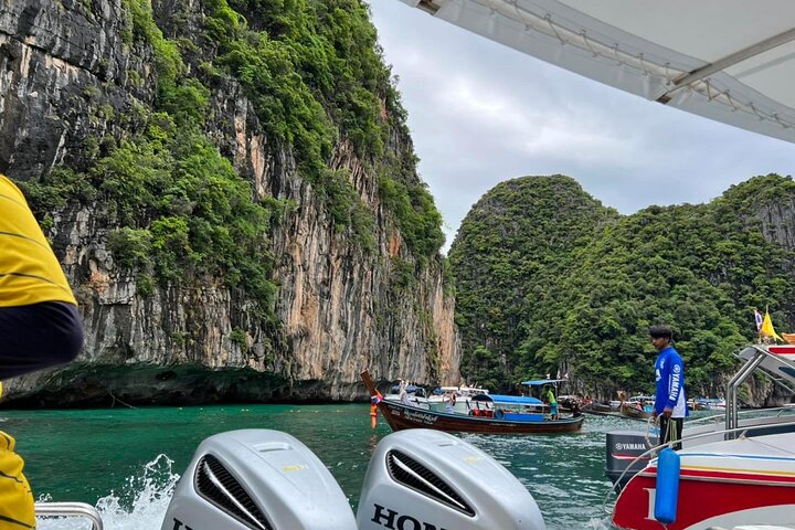Phi Phi Islands Speedboat Full-Day Tour from Phuket +Buffet Lunch