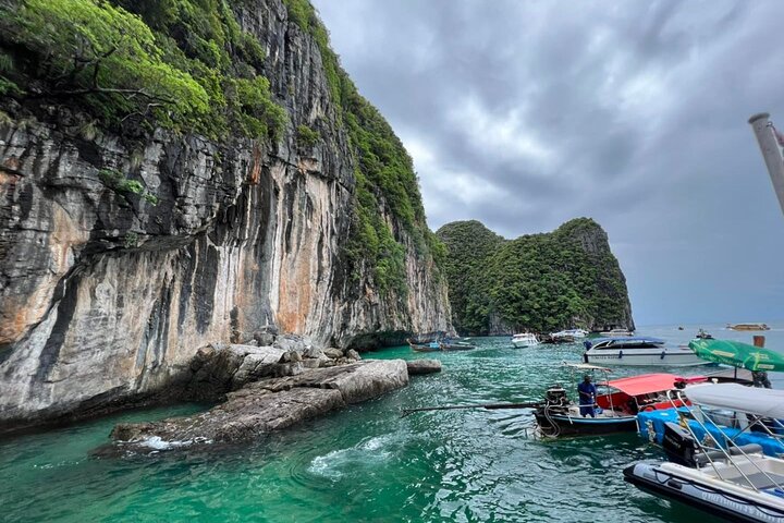 Phi Phi Island Adventure Day Tour from Phuket Speedboat/Catamaran