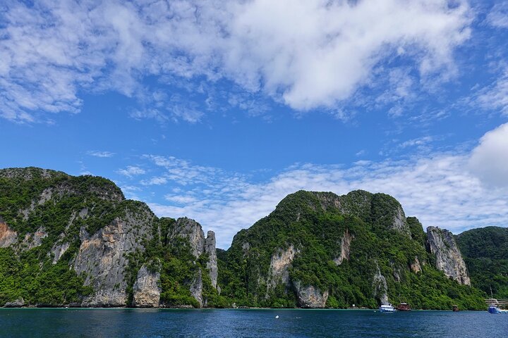 Phi Phi Island Adventure Day Tour from Phuket Speedboat/Catamaran