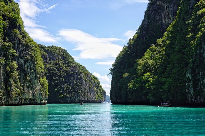 Phi Phi Island Adventure Day Tour from Phuket Speedboat/Catamaran