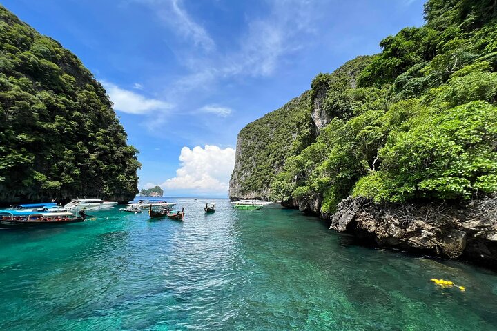 Phi Phi Island Adventure Day Tour from Phuket Speedboat/Catamaran