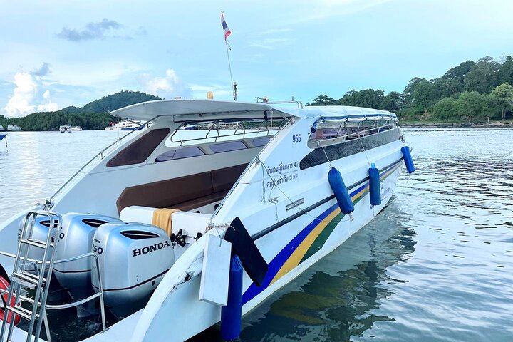 Phi Phi Islands Speedboat Full-Day Tour from Phuket +Buffet Lunch
