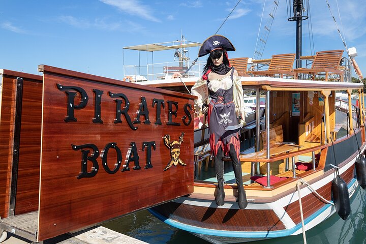 Medulin: All-Inclusive Pirate Boat Tour to Kamenjak Cave & Levan