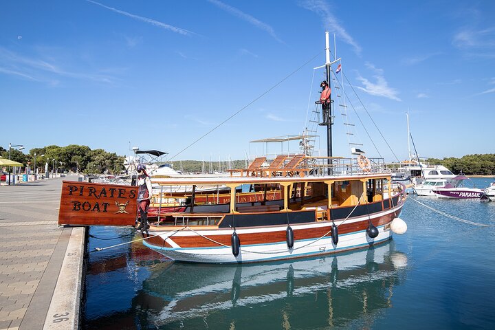 Medulin: All-Inclusive Pirate Boat Tour to Kamenjak Cave & Levan