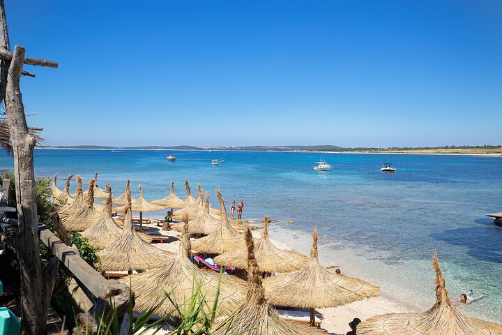 Medulin: All-Inclusive Pirate Boat Tour to Kamenjak Cave & Levan