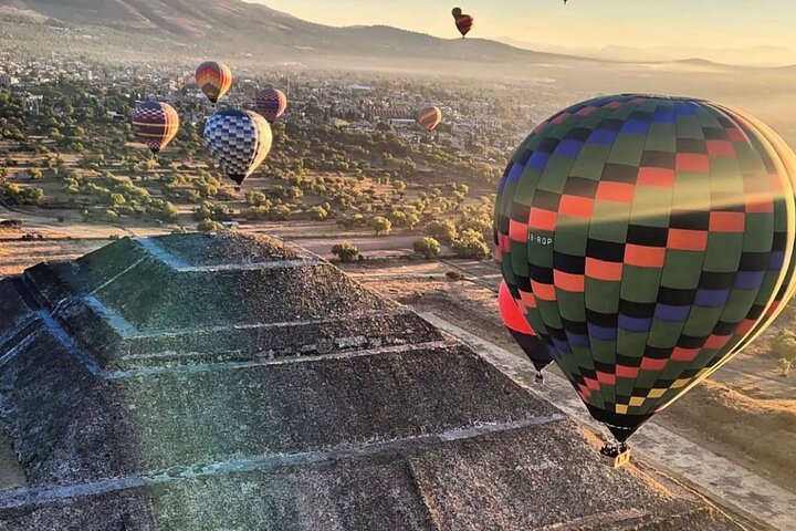 Balloon flight + pick up in CDMX + Breakfast in Cave + Pyramids