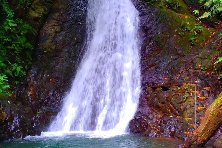 Hike 10 waterfalls in Jaco lunch included