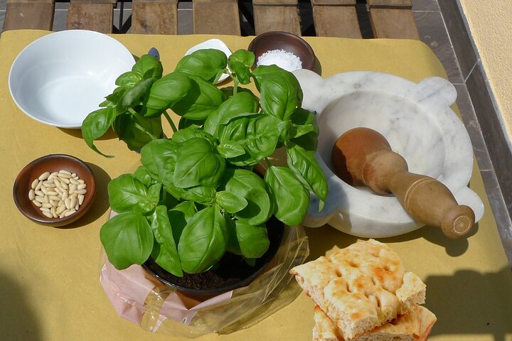 Cinque Terre: Authentic Pesto Cooking Class & Wine in Manarola