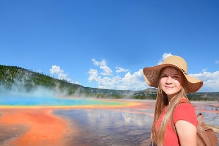 From Jackson Hole: Yellowstone Old Faithful, Waterfalls and Wildlife Day Tour