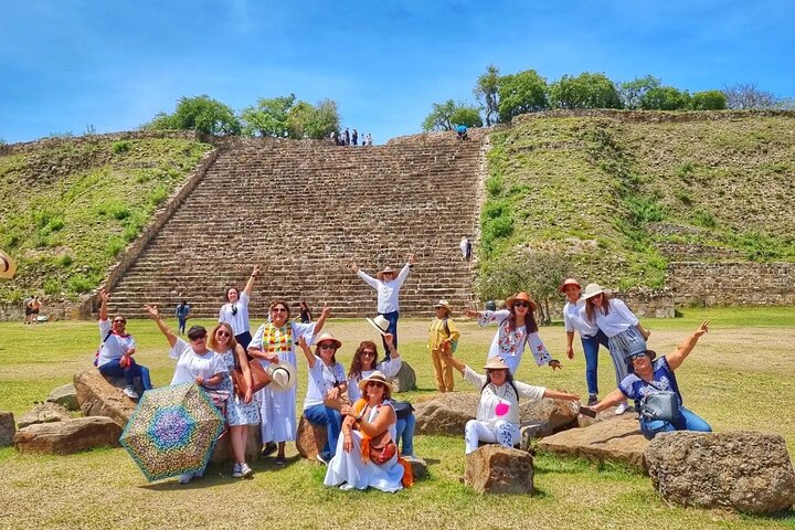 Private Tour: Monte Albán, Hierve el Agua, Teotitlán and Mezcal