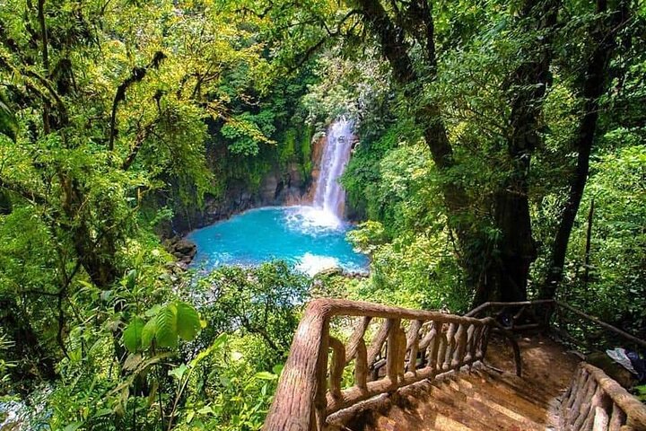 RIO CELESTE RIVER: Tubing+Rainforest+Wildlife+Waterfall+Active Volcano (PRIVATE)