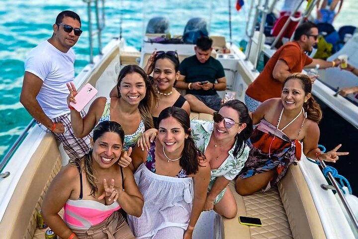 Marmows Full Day Private Boat Tour in San Andreas Islands