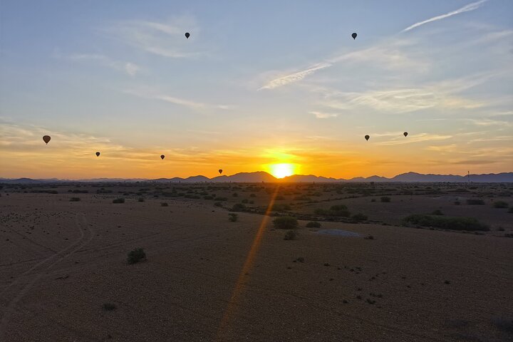 Hot air balloon flight at sunrise in Marrakech breakfast