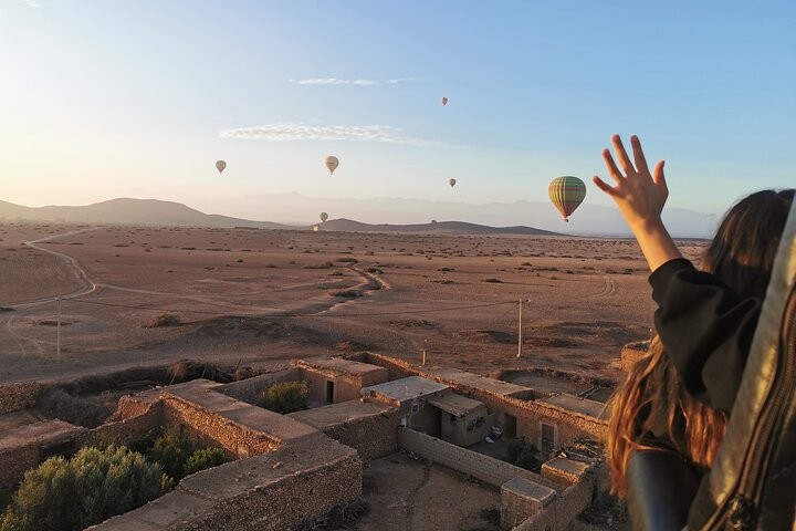 Hot air balloon flight at sunrise in Marrakech breakfast
