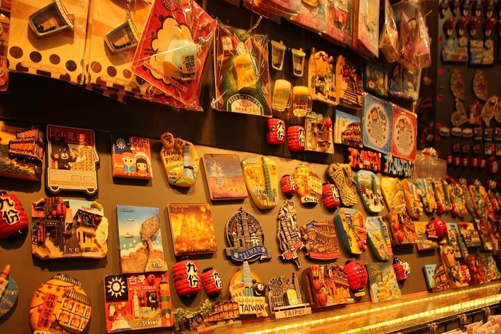 Small-Group: Yehliu, Jiufen & Pingxi Day Tour from Taipei