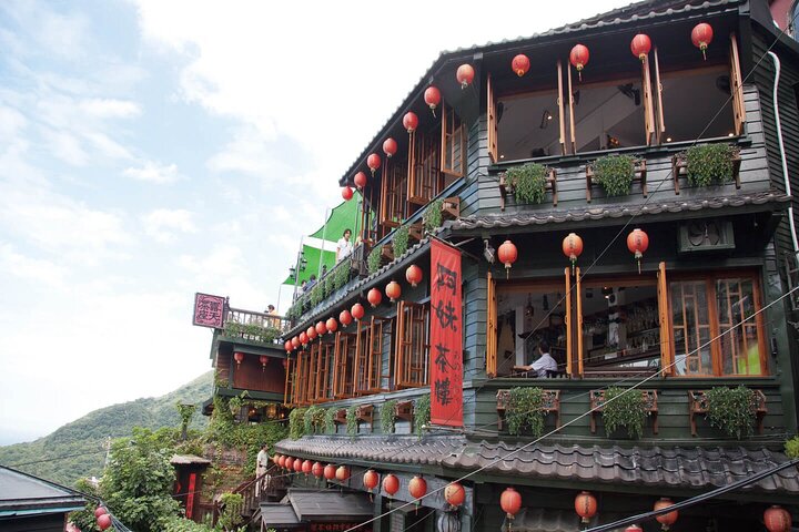 Small-Group: Yehliu, Jiufen & Pingxi Day Tour from Taipei