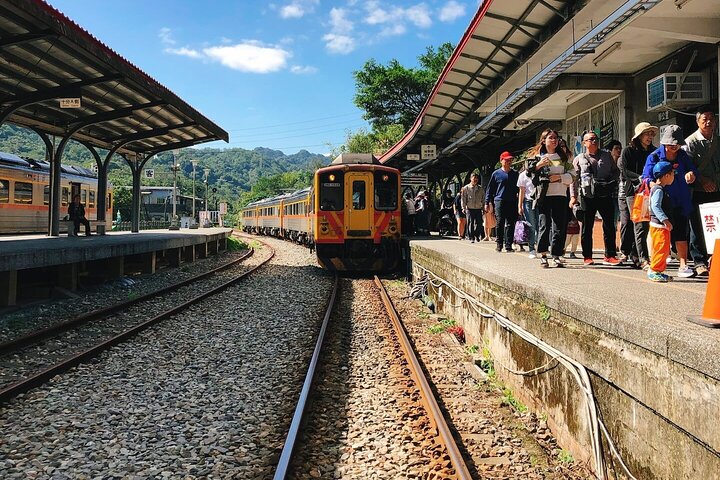 Small-Group: Yehliu, Jiufen & Pingxi Day Tour from Taipei