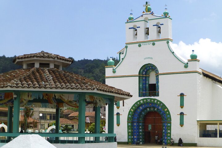 San Juan Chamula and Zinacatan from San Cristobal English Guide