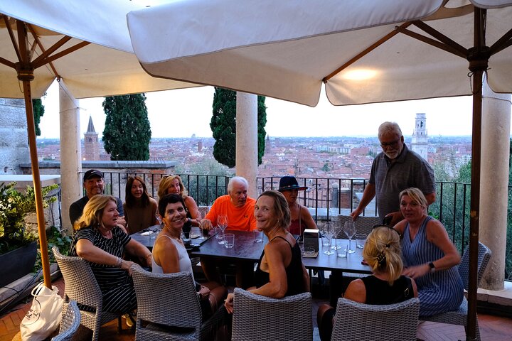 Verona walking tour:food&wine,history lunch or dinner & funicular