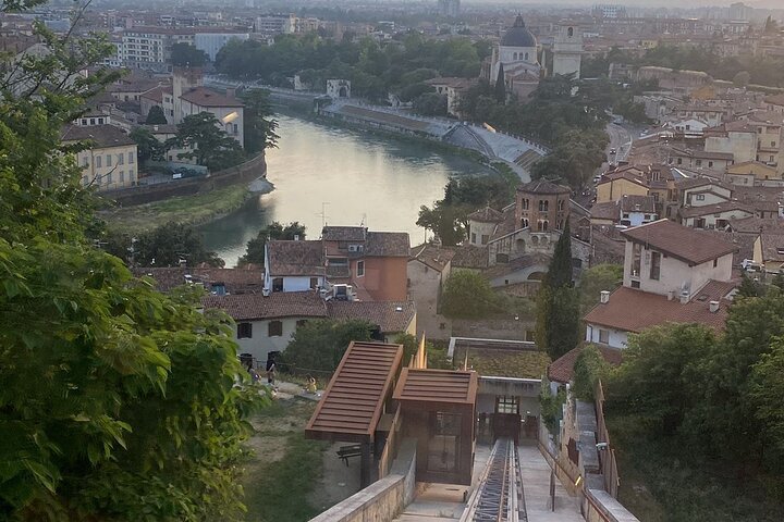 Verona walking tour:food&wine,history lunch or dinner & funicular