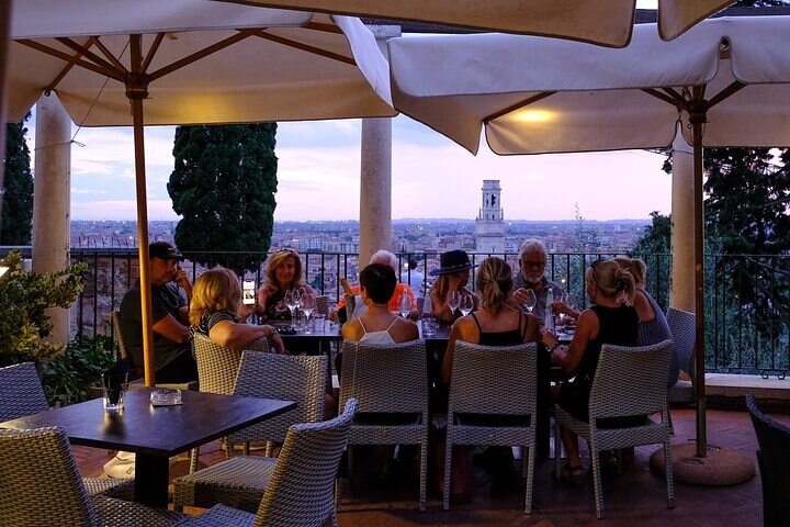 Verona walking tour:food&wine,history lunch or dinner & funicular