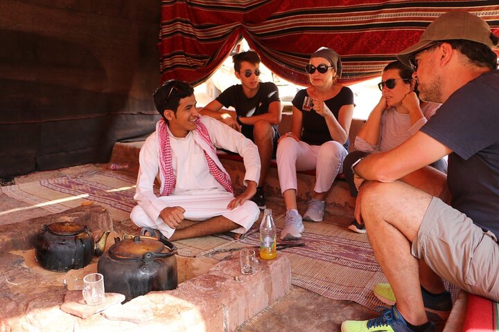Wadi Rum Half-day Jeep Tour incl. sandboard, water & Bedouin tea
