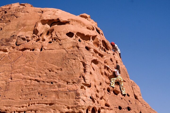 Full Day Jeep Tour in Wadi Rum (incl. Bedouin picnic lunch)
