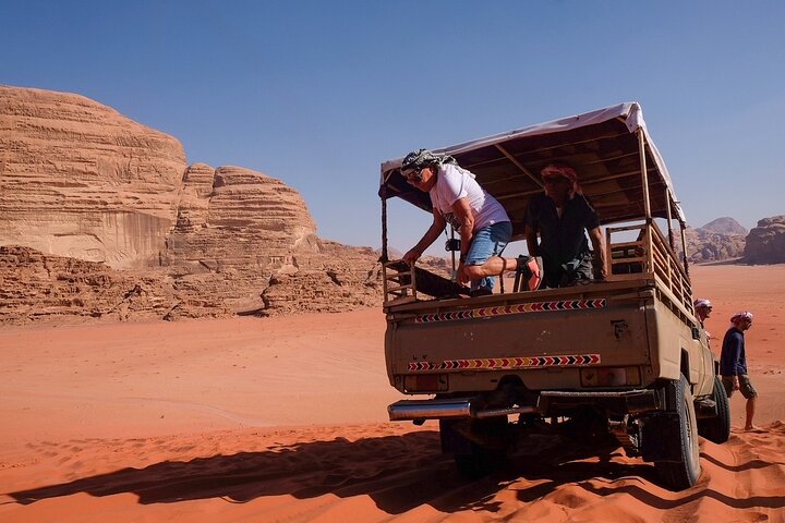 Full Day Jeep Tour in Wadi Rum (incl. Bedouin picnic lunch)