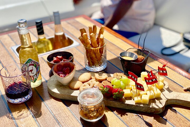 Amsterdam Small-Group Canal Cruise Including Snacks and Drinks