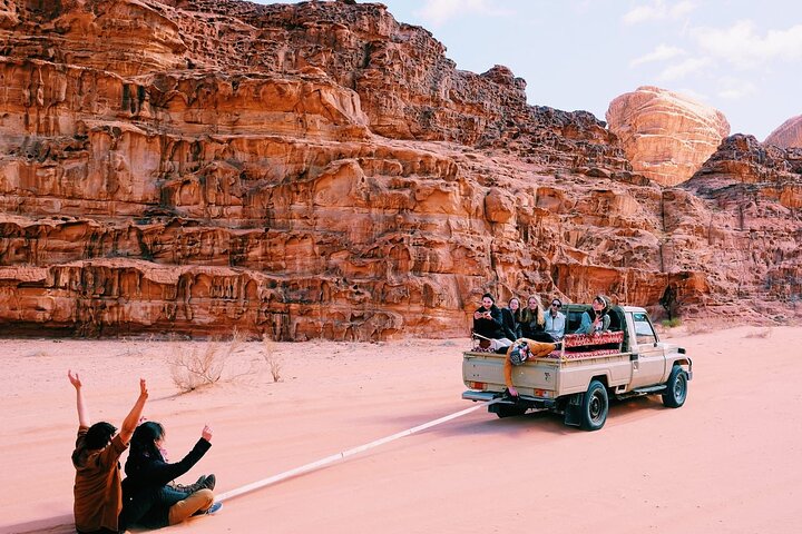 Wadi Rum Half-day Jeep Tour incl. sandboard, water & Bedouin tea