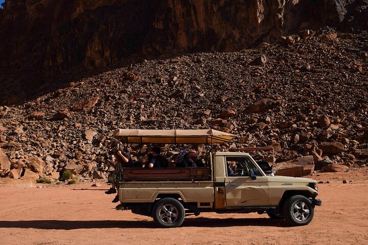 Full Day Jeep Tour in Wadi Rum (incl. Bedouin picnic lunch)