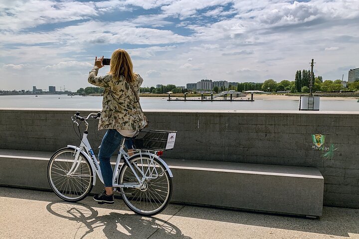 Guided Bike Tour: 2 Hours Highlights of Antwerp