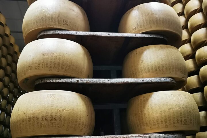 3 Hour E-bike Tour with Parmesan and Balsamic Vinegar