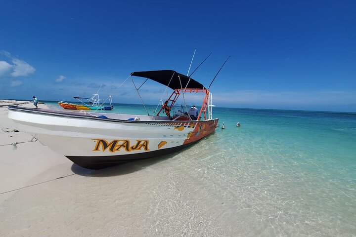 Boat Tour of Three Islands in Holbox with Transportation