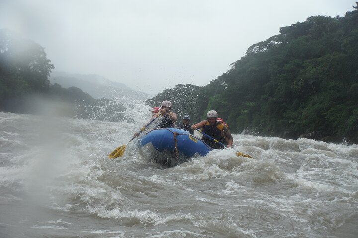 Extreme Rafting in Baños Ecuador Level III & IV +