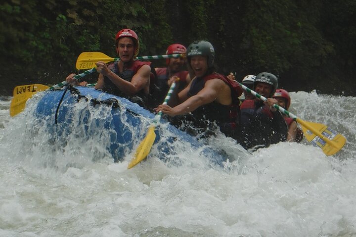 Extreme Rafting in Baños Ecuador Level III & IV +