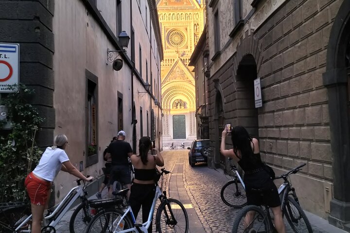 Orvieto by Evening: Small Group e-Bike tour with Dinner