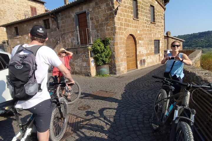 E-bike tour in Orvieto in small group: history, culture with lunch or dinner