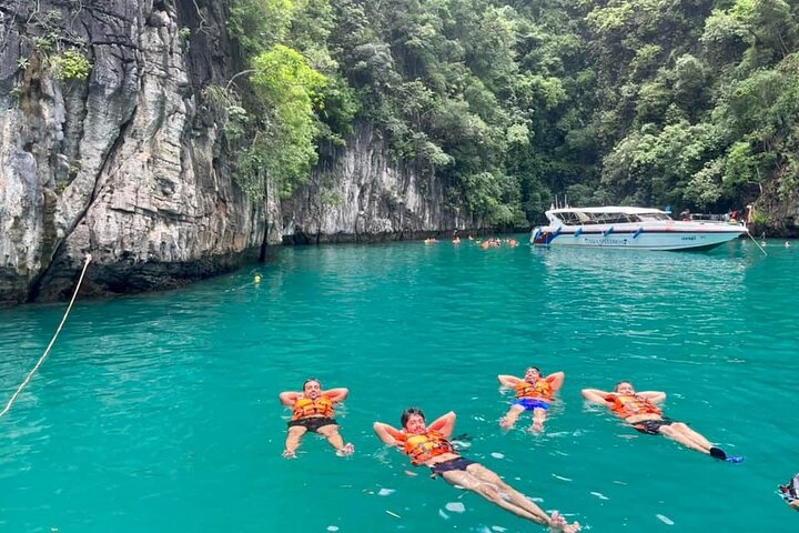 Phi Phi Island Adventure Day Tour from Phuket Speedboat/Catamaran