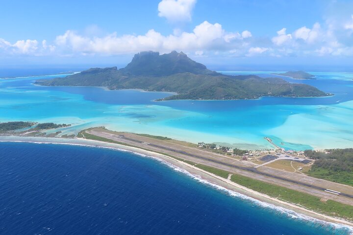 Private flight, in a light plane over the Polynesian motus from Raiatea