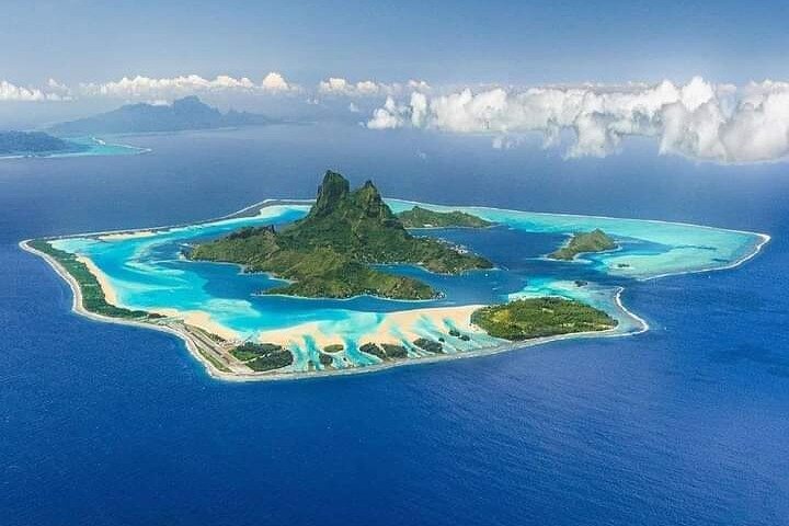 Private flight, in a light plane over the Polynesian motus from Raiatea