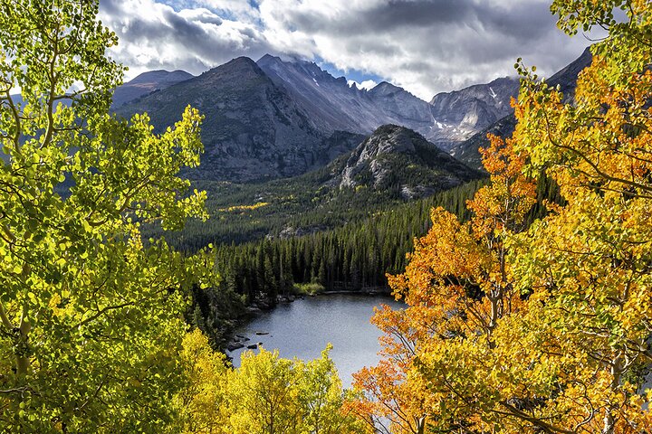 Sunrise photo hike to Dream and Emerald Lakes