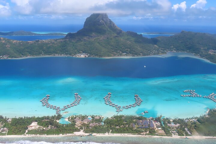 Private flight, in a light plane over the Polynesian motus from Raiatea