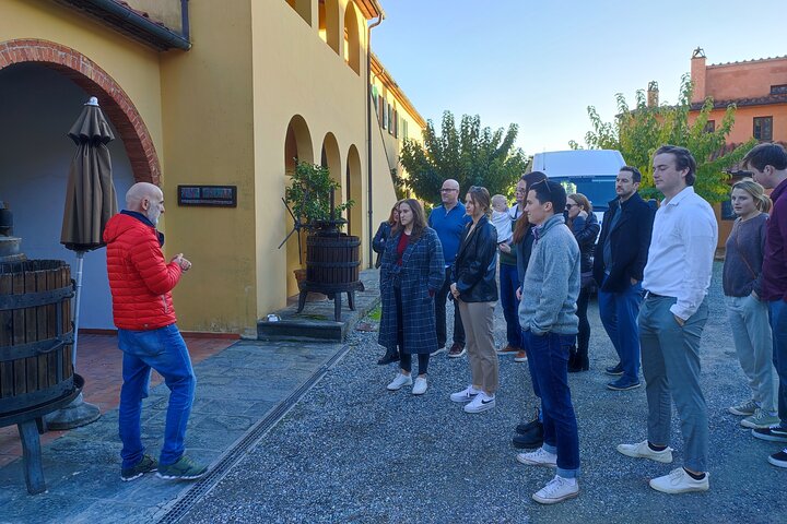 Private wine tour on the magical hills of Lucca with sommelier