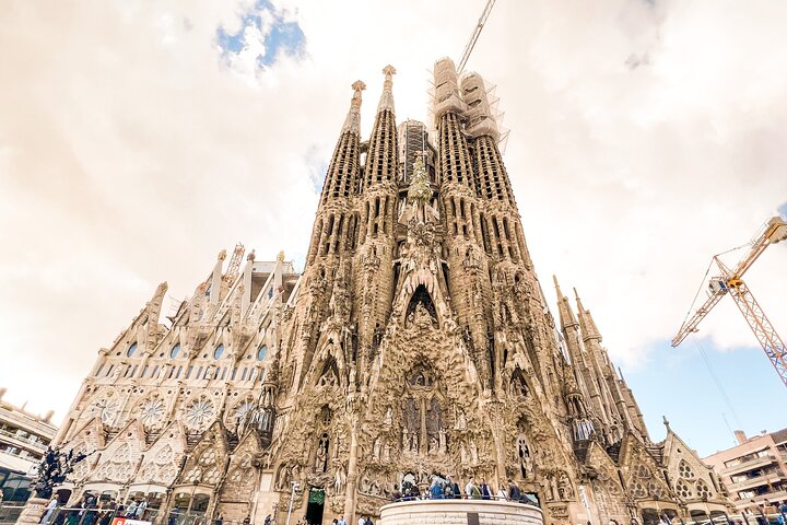 Barcelona all included: Sagrada, Park Güell, Montjuic & Gothic