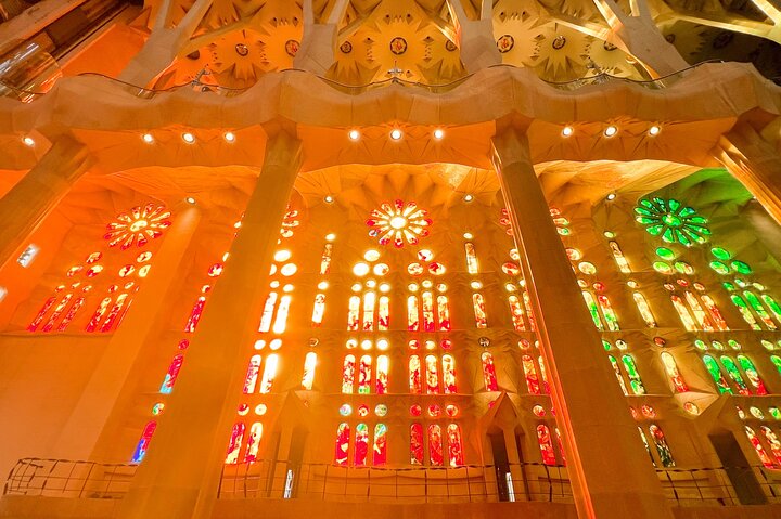 Barcelona all included: Sagrada, Park Güell, Montjuic & Gothic