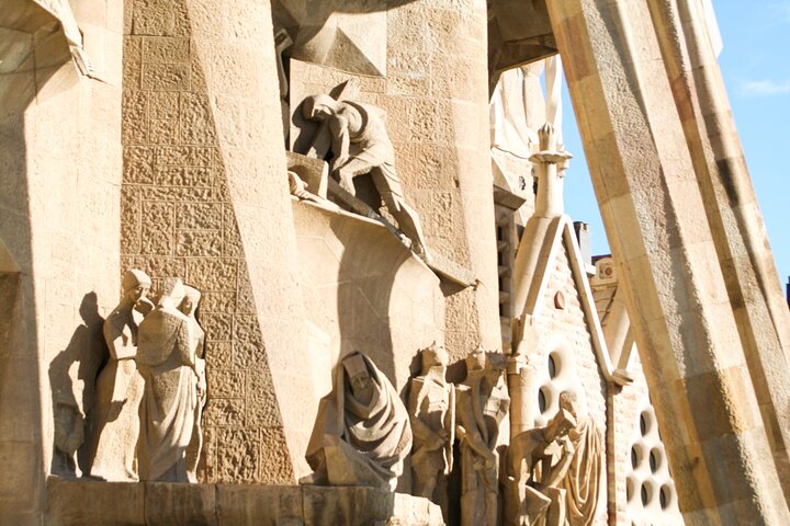 Park Guell and Sagrada Familia Tour with Skip the Line Tickets
