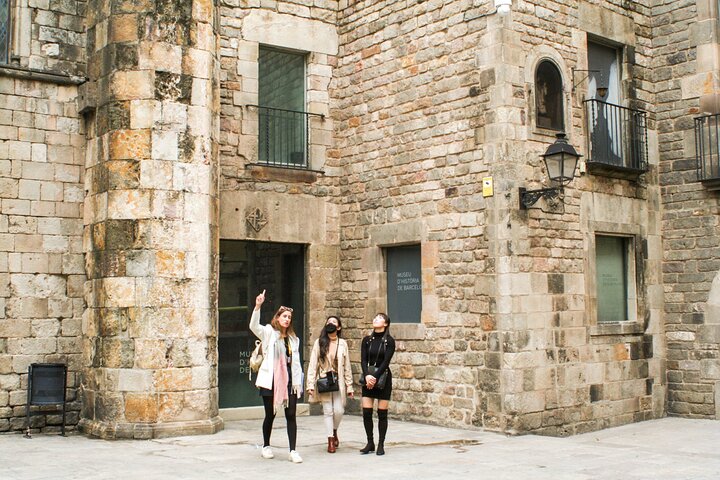Barcelona all included: Sagrada, Park Güell, Montjuic & Gothic